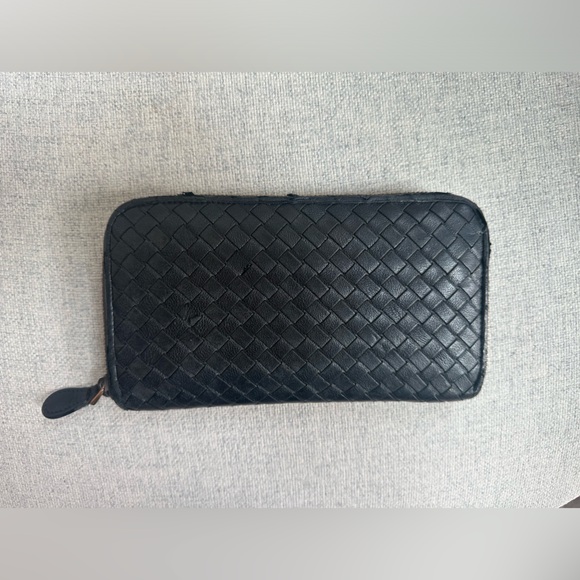 Authentic Bottega Veneta Black Wallet - Picture 2 of 7